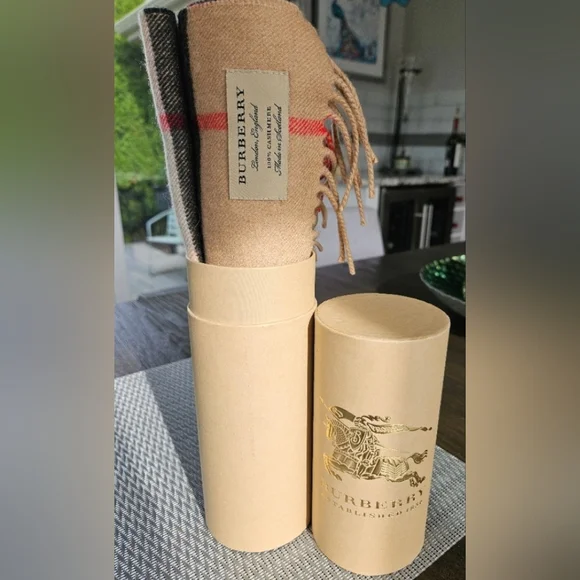 LIKE NEW Burberry Classic Nova Check Cashmere Scarf - Reversible Geo Pattern - Picture 8 of 8